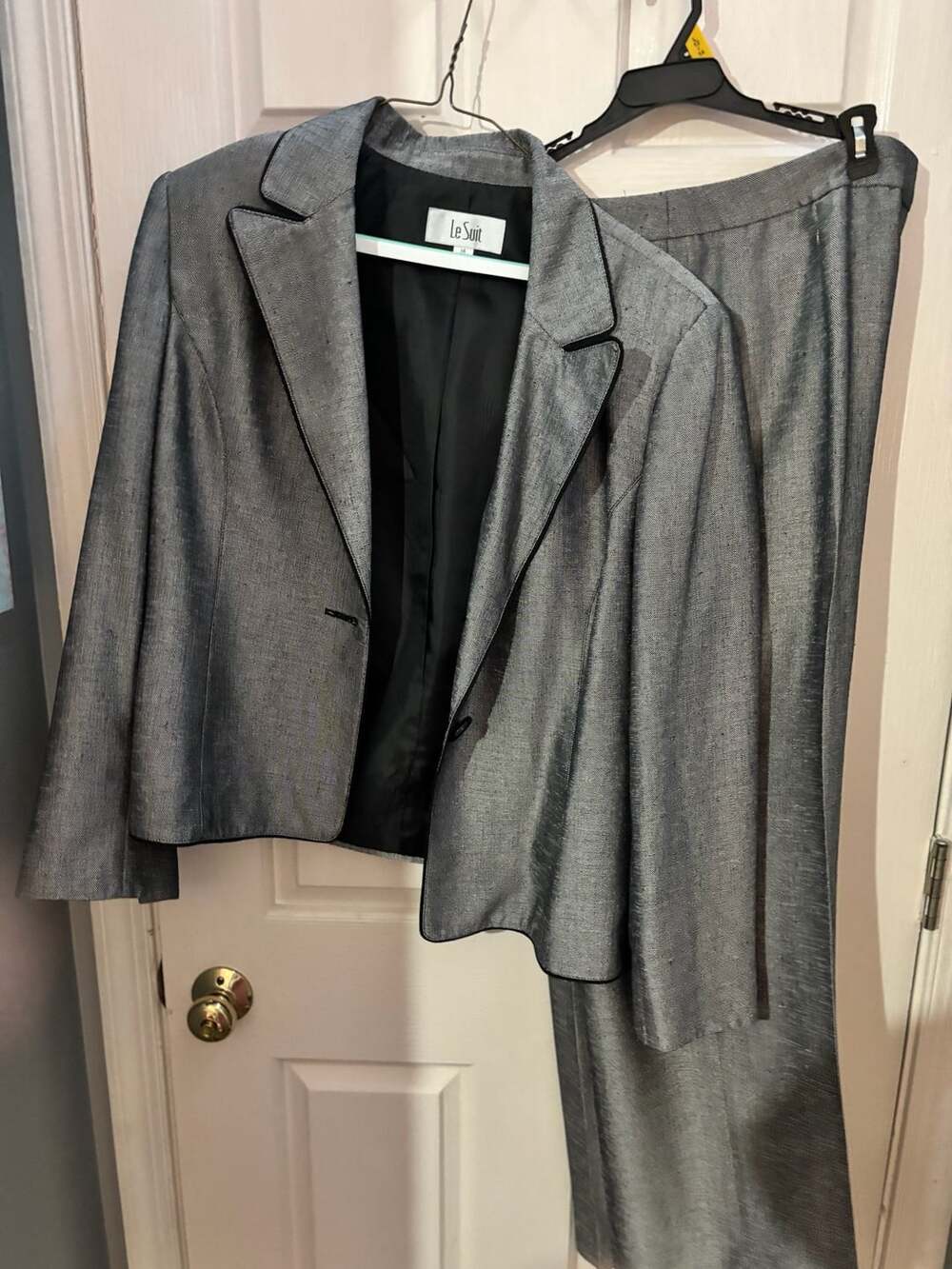 Le Suit Gray Blazer and Pants Suit Size 14
